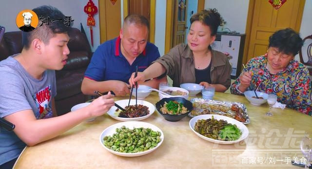 茄子恰恰招牌菜 饭店招牌菜“盘龙茄子”，老刘手把手教你做，学会宴客倍有面-8.jpg