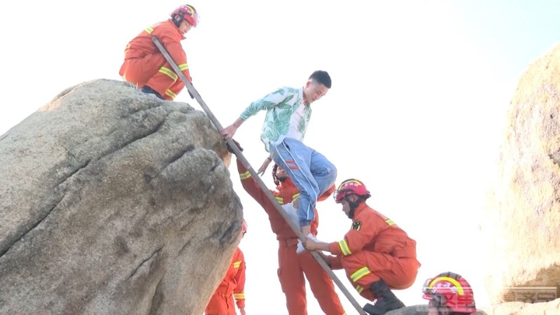 男子爬山观石头被困1小时 济宁消防救援助其脱险-1.jpeg