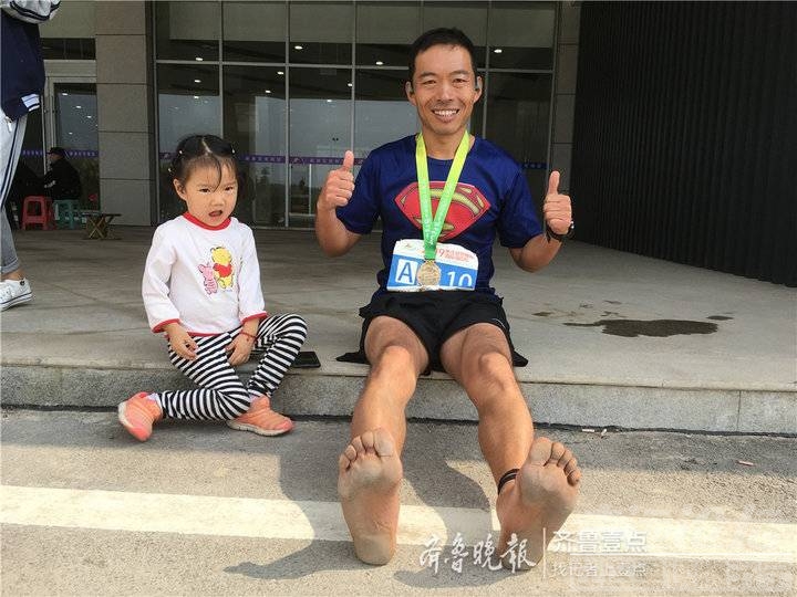光脚的不怕穿鞋的！这名济宁选手光脚跑完枣庄马拉松全马-1.jpg