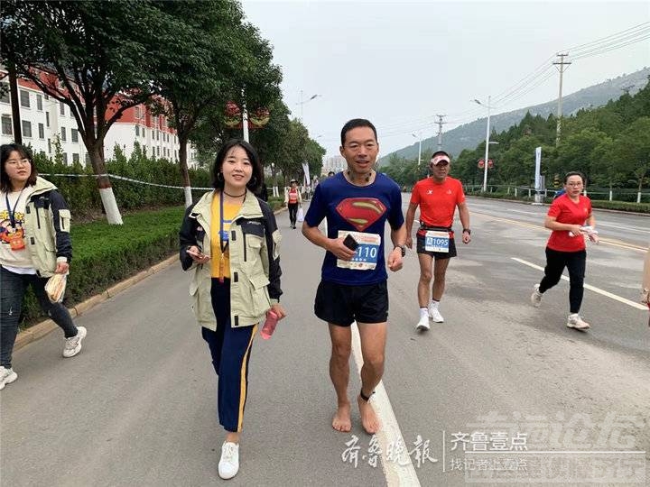 光脚的不怕穿鞋的！这名济宁选手光脚跑完枣庄马拉松全马-5.jpg