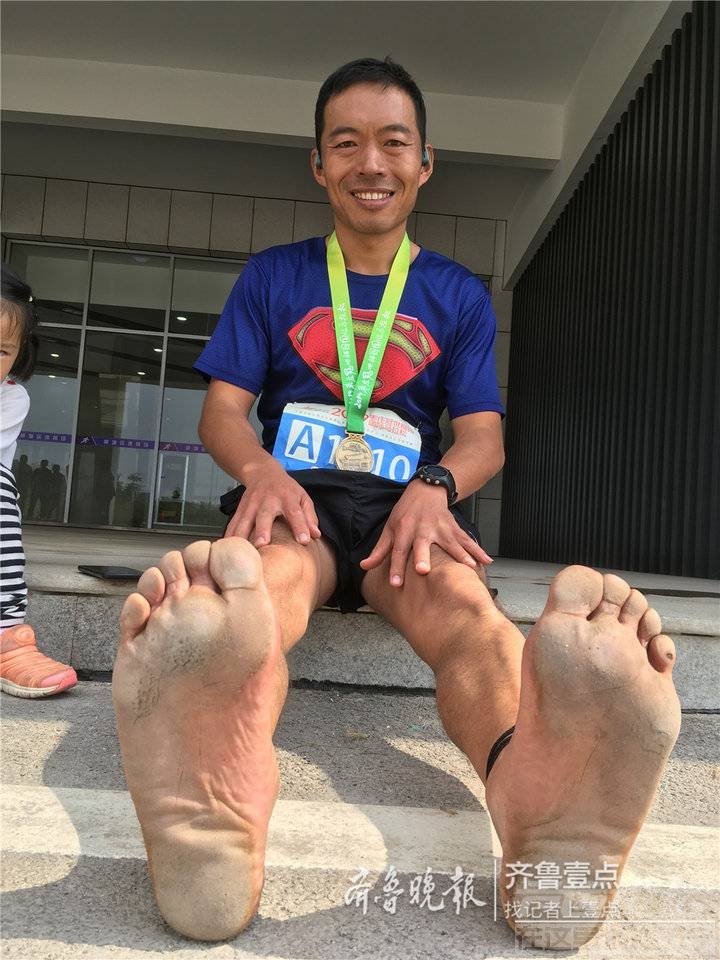 光脚的不怕穿鞋的！这名济宁选手光脚跑完枣庄马拉松全马-2.jpg