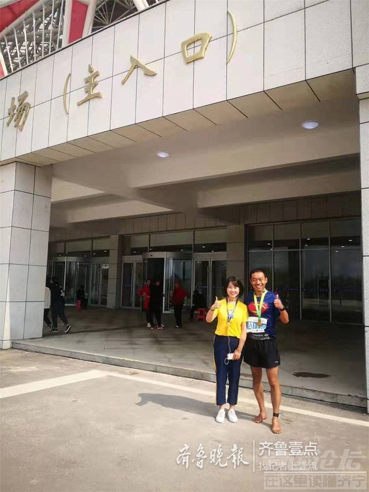 光脚的不怕穿鞋的！这名济宁选手光脚跑完枣庄马拉松全马-3.jpg