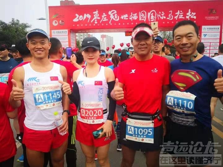 光脚的不怕穿鞋的！这名济宁选手光脚跑完枣庄马拉松全马-6.jpg