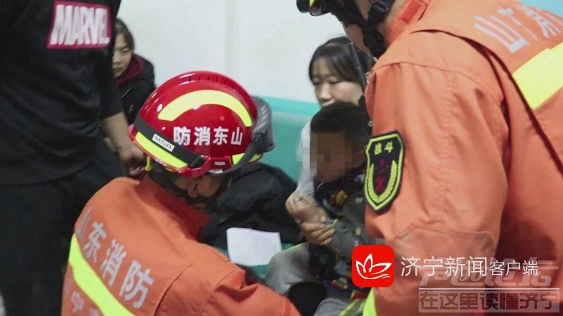 看着都疼！“好奇宝宝”手指被扳手卡住 出现肿胀淤血-1.jpeg