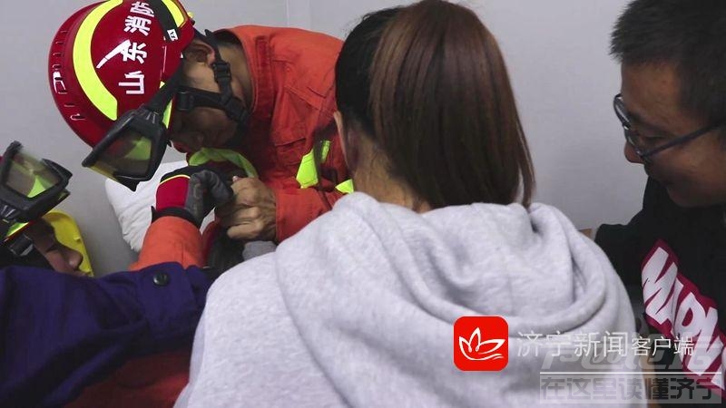 看着都疼！“好奇宝宝”手指被扳手卡住 出现肿胀淤血-2.jpeg