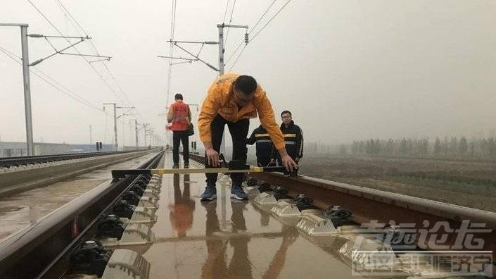 实探鲁南高铁工地！寒潮里，冷冷的冰雨在“小黄人”脸上胡乱的拍-1.jpeg