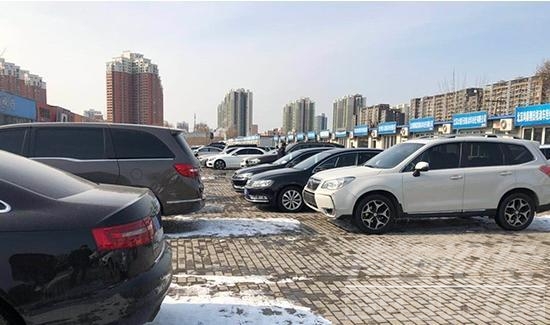 市场冷清 北京二手车市场豪车扎堆无人问津-1.jpg
