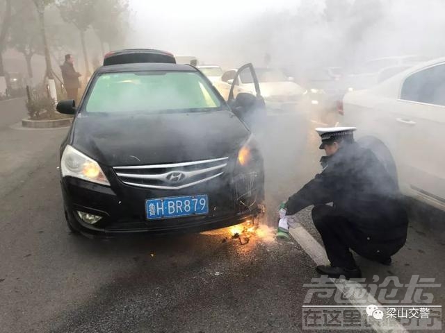 梁山一个轿车自燃了，听说了吗-3.jpg