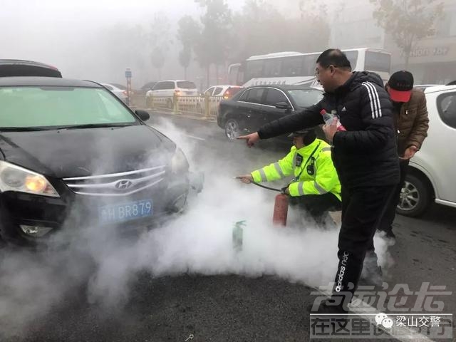 梁山一个轿车自燃了，听说了吗-2.jpg