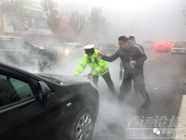 梁山一个轿车自燃了，听说了吗-5.jpg