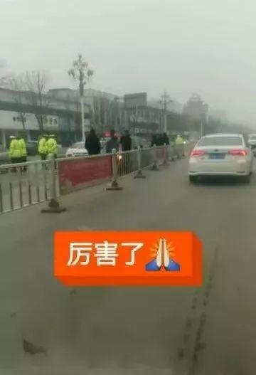 汶上中都大街三车相撞，现场围满了人-2.jpg