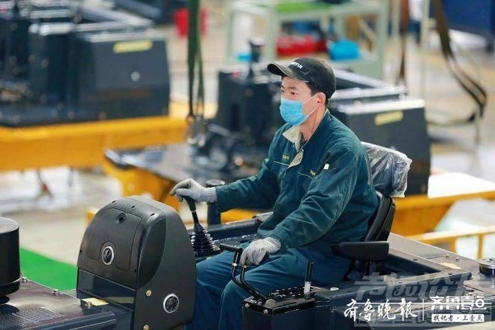 山推复工首日八成员工到岗，正压版推土机驾驶室正升级-3.jpeg