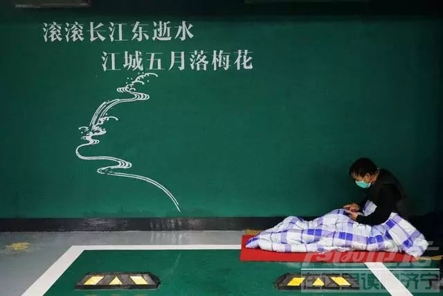 他们依然滞留在武汉-1.jpg