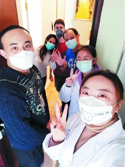 南京一街道为隔离老外提供暖心服务：面包每天送4片 纯净水扛上楼-2.jpg