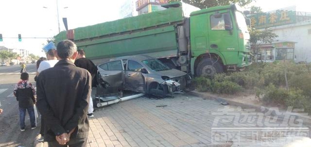 济宁邹城塘村电厂东门发生车祸-1.jpg