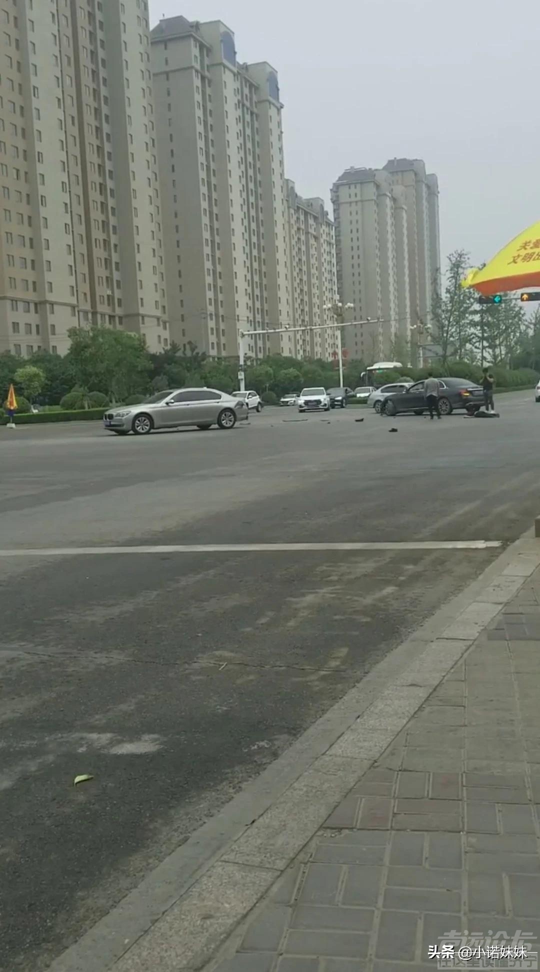 #济宁头条#惨不忍睹！北湖一中附近发生一起车祸！电动车和奔驰、宝马相撞！-2.jpg