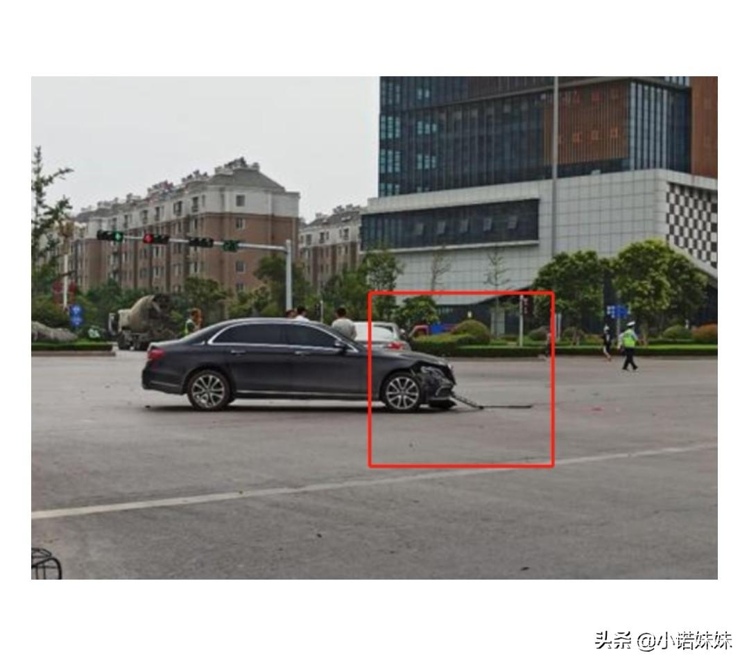 #济宁头条#惨不忍睹！北湖一中附近发生一起车祸！电动车和奔驰、宝马相撞！-6.jpg