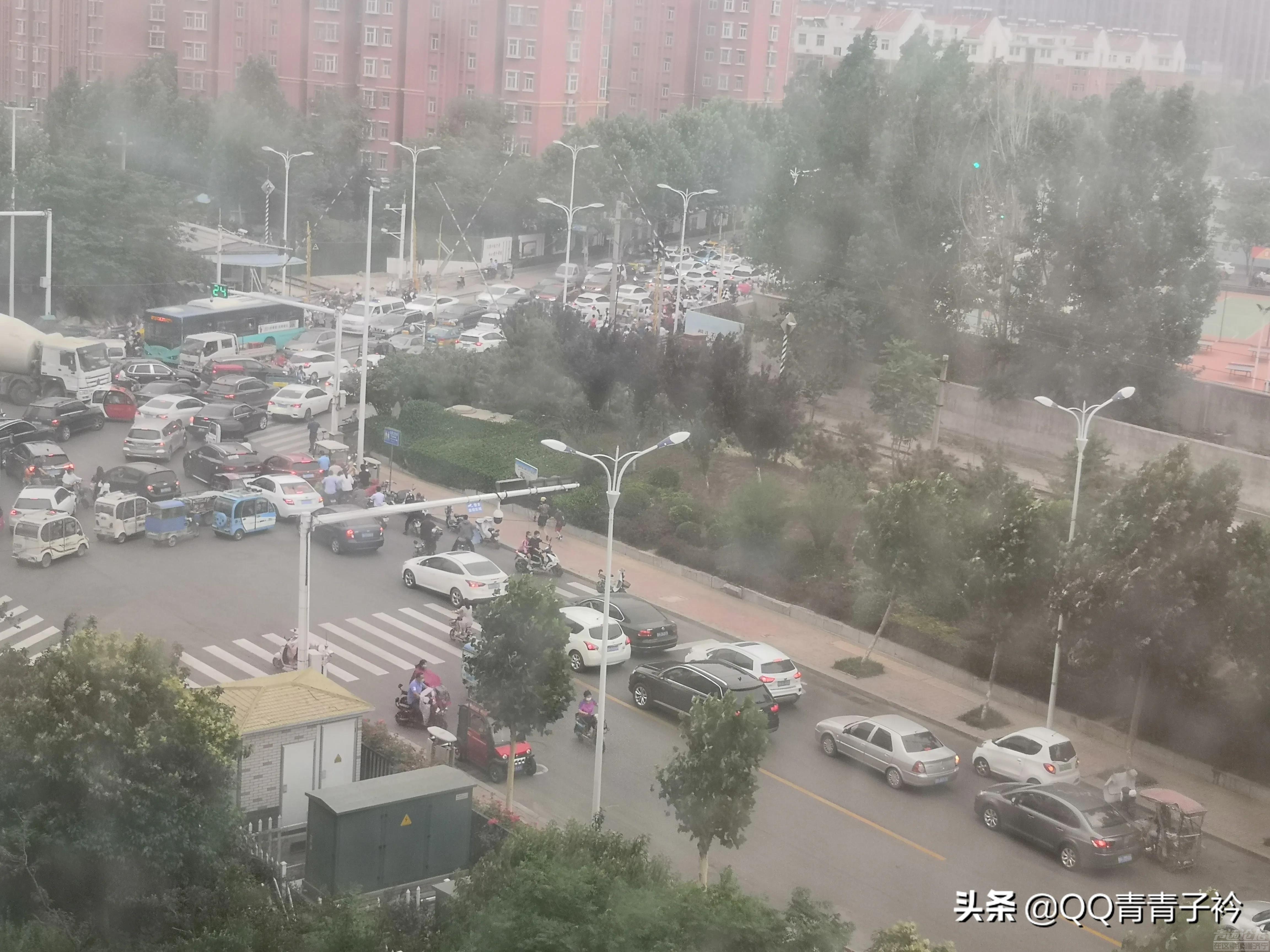 济宁玄帝庙街火车道口！还不到8点，堵的水泄不通，救护车过不来！-4.jpg