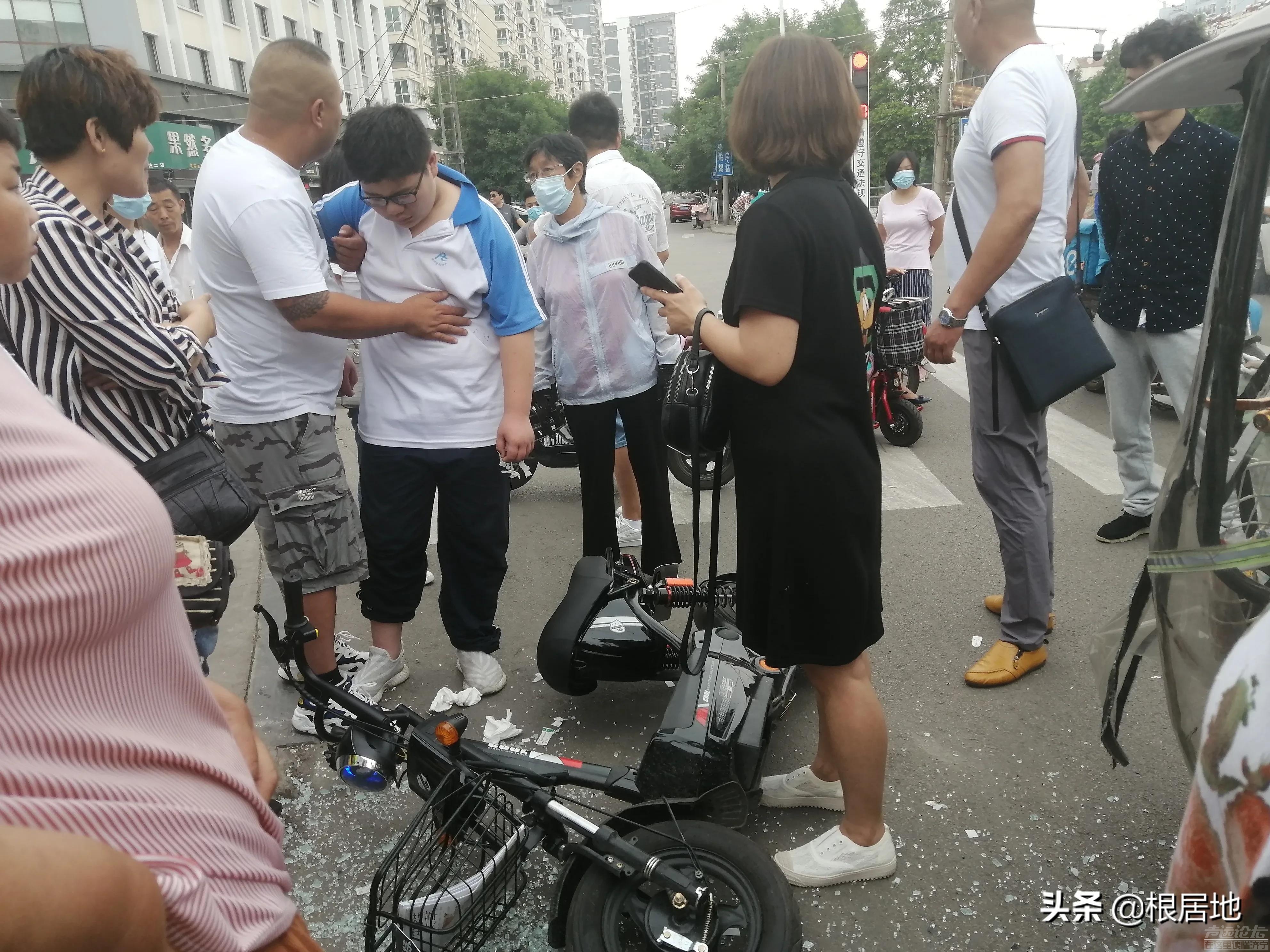 今日中午在吕公堂街和中心闸北路交叉路口，一电瓶三轮车和一学生的电瓶车撞在一起了-2.jpg