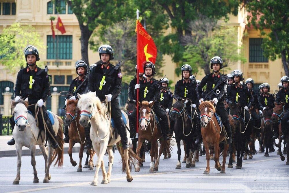 来看看越南街头的骑警什么水平？人高马大！英姿飒爽！-1.jpg