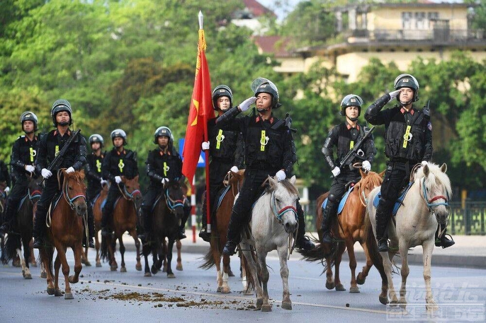 来看看越南街头的骑警什么水平？人高马大！英姿飒爽！-2.jpg