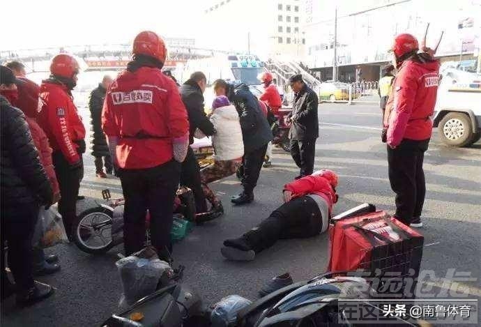 #济宁头条# 今天在北站建设路上一送外卖的又被车撞了-2.jpg