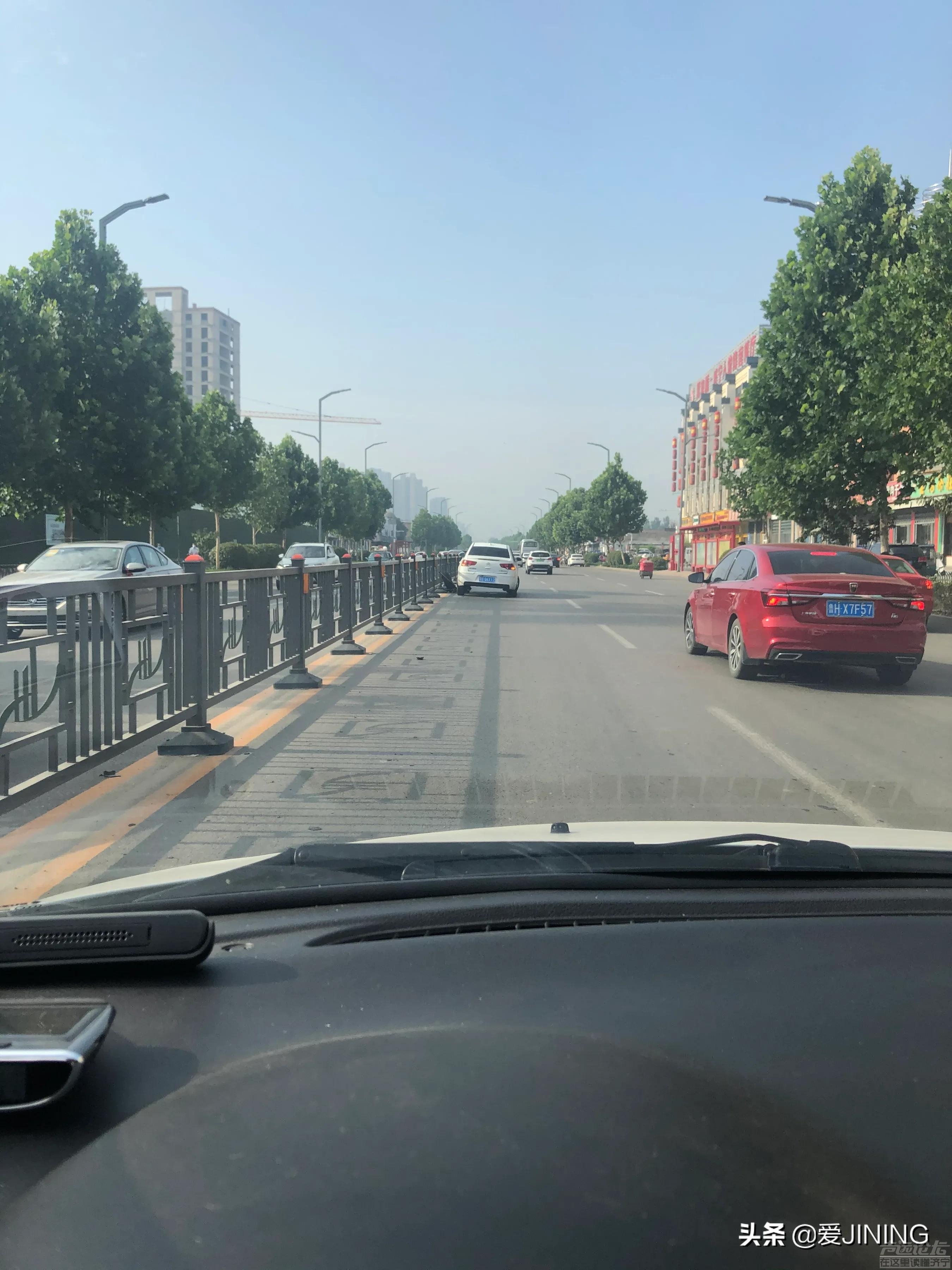 济宁车站南路，国光小区附近，一辆车开上来护栏-2.jpg