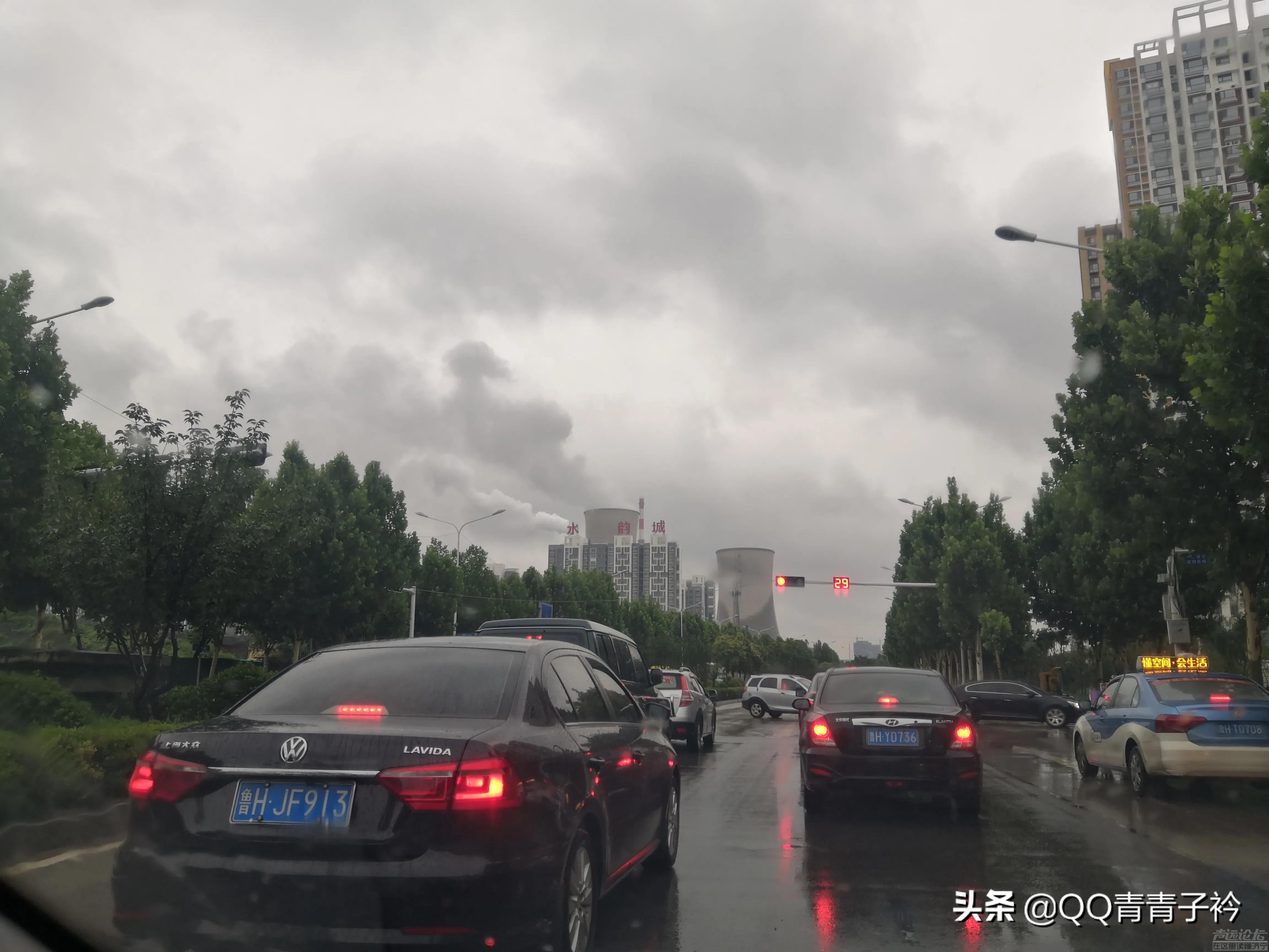 雨中的济安桥南路济宁电厂上空，云和烟的交织，给人一种压抑感！-1.jpg