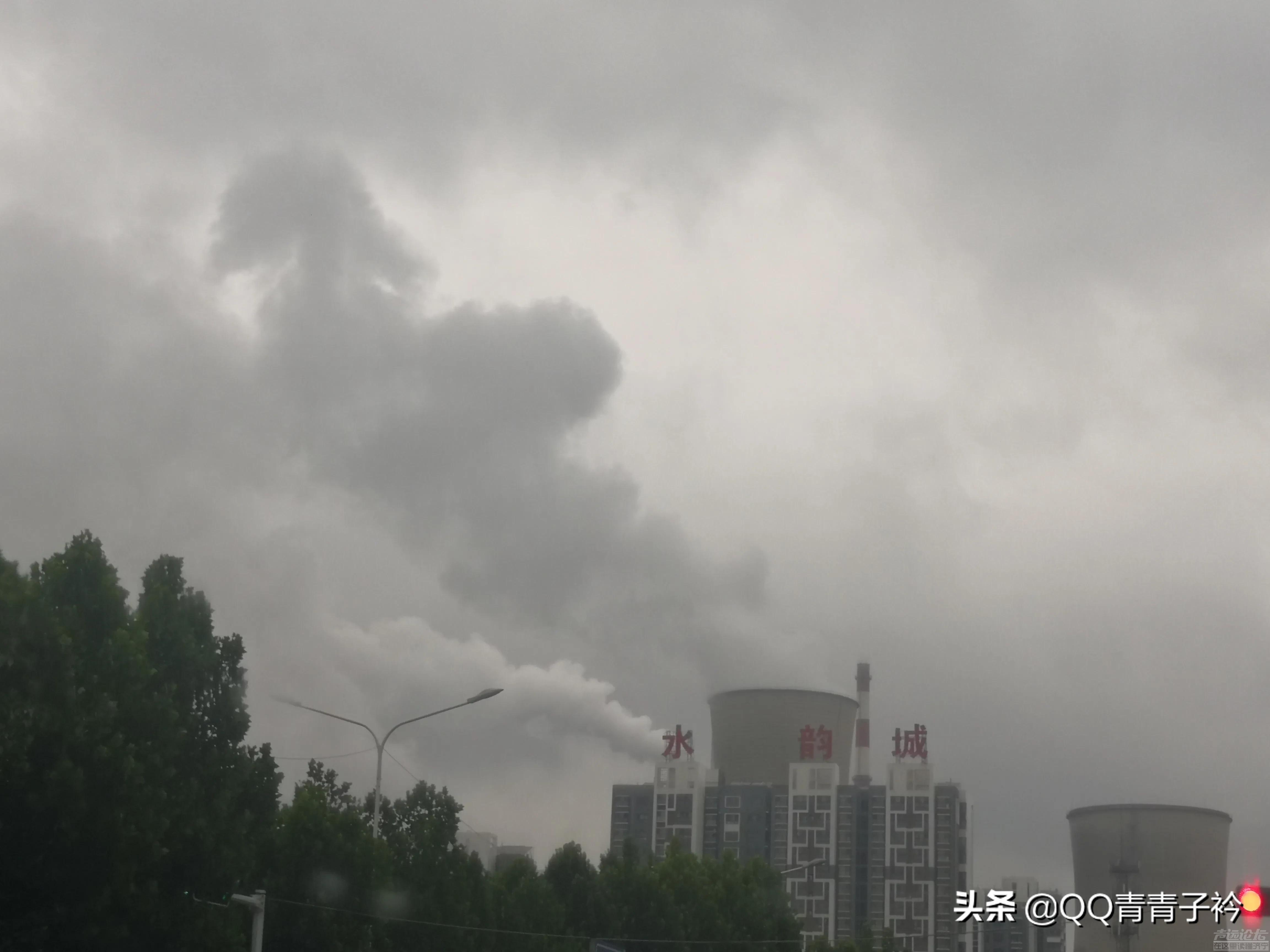 雨中的济安桥南路济宁电厂上空，云和烟的交织，给人一种压抑感！-2.jpg