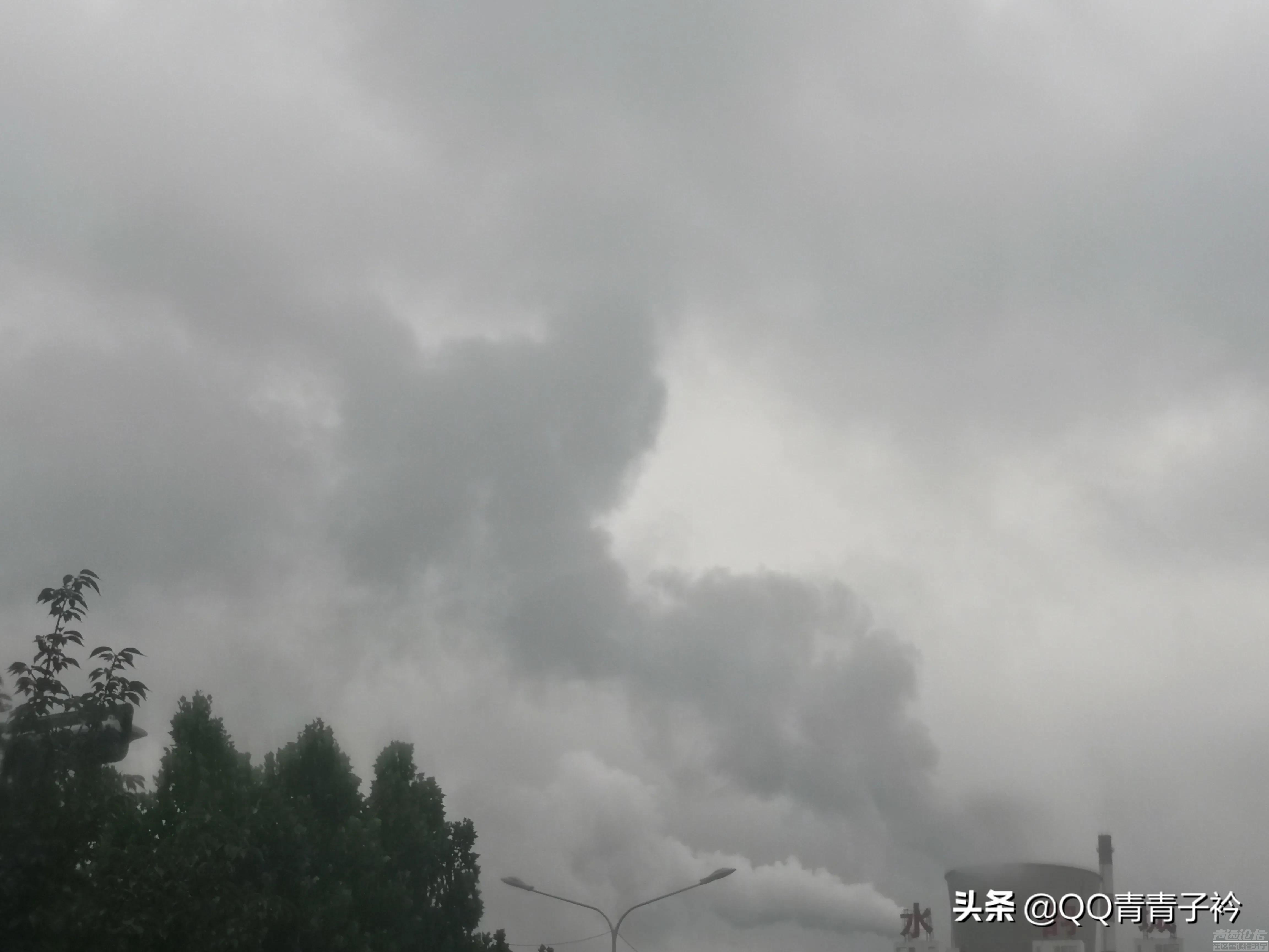 雨中的济安桥南路济宁电厂上空，云和烟的交织，给人一种压抑感！-4.jpg