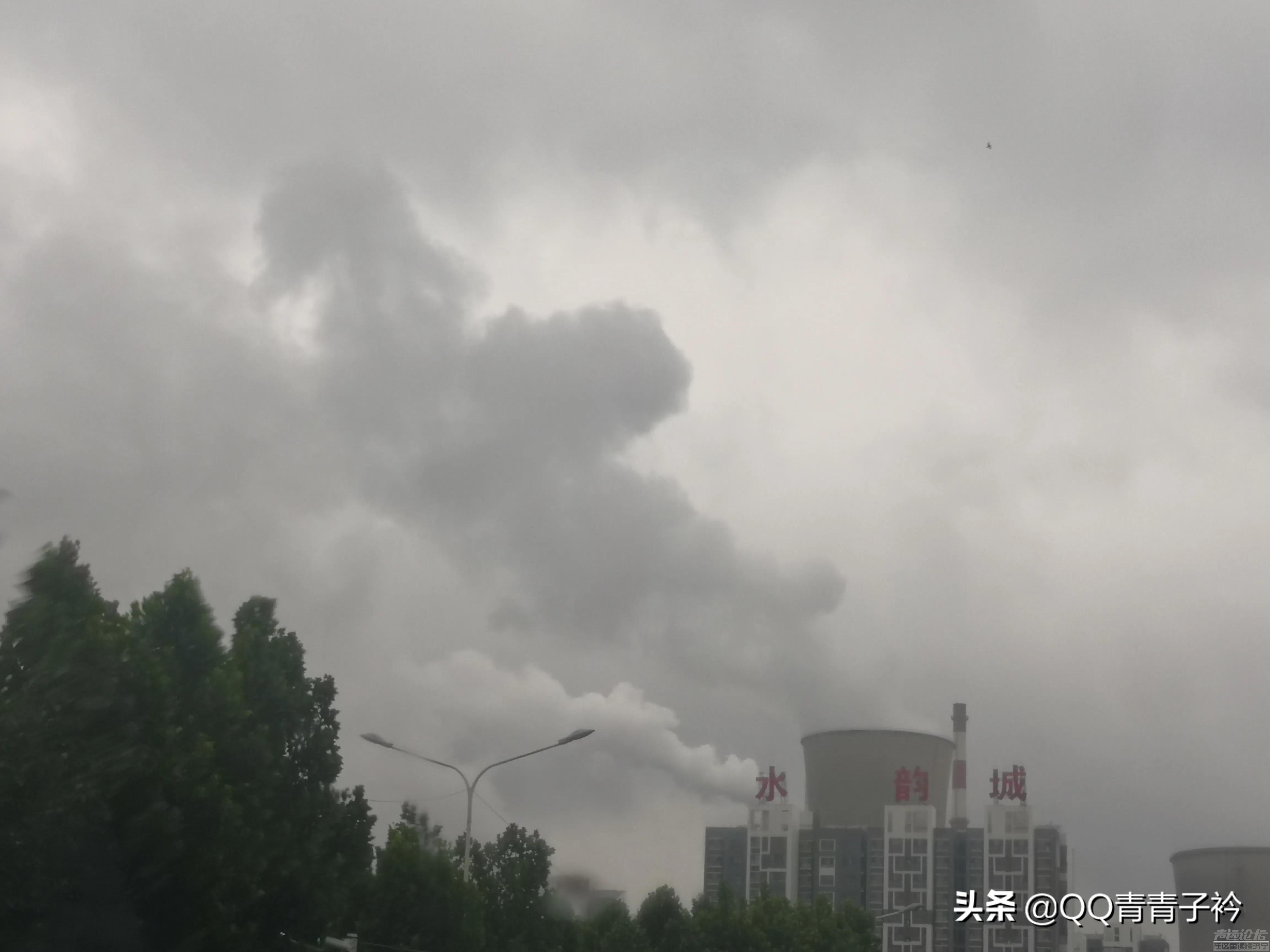 雨中的济安桥南路济宁电厂上空，云和烟的交织，给人一种压抑感！-3.jpg