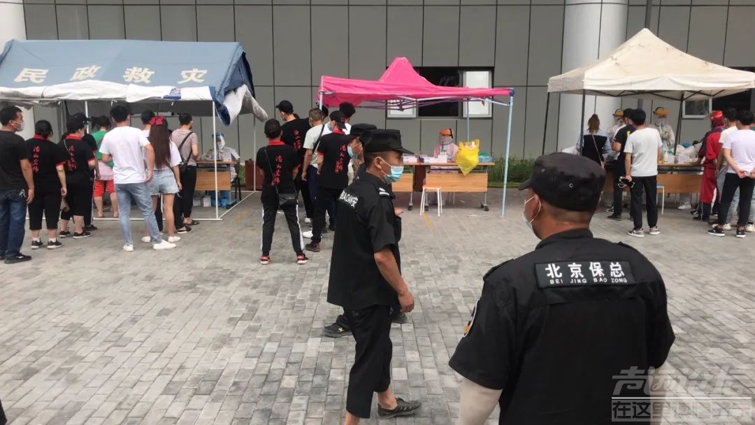 天通苑体育馆变核酸检测的中心 来做检测的人爆满-1.jpg