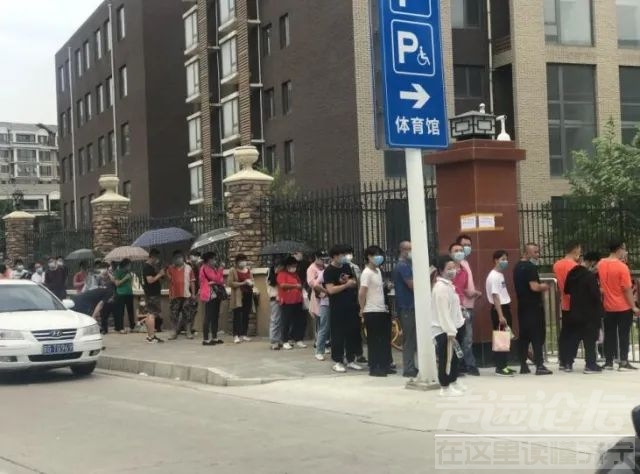 天通苑体育馆变核酸检测的中心 来做检测的人爆满-4.jpg