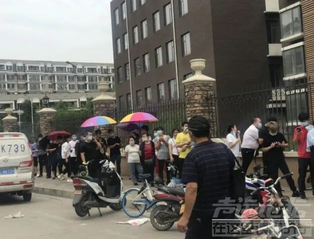 天通苑体育馆变核酸检测的中心 来做检测的人爆满-3.jpg