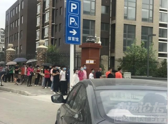 天通苑体育馆变核酸检测的中心 来做检测的人爆满-2.jpg