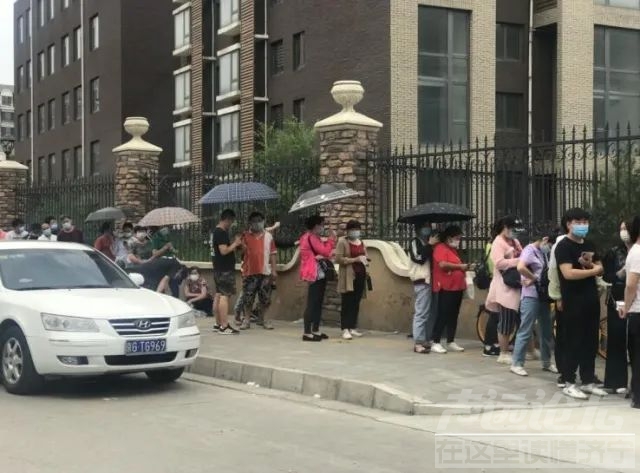 天通苑体育馆变核酸检测的中心 来做检测的人爆满-6.jpg