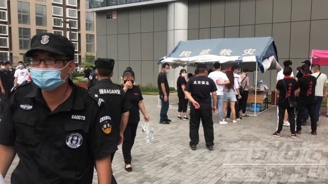 天通苑体育馆变核酸检测的中心 来做检测的人爆满-8.jpg