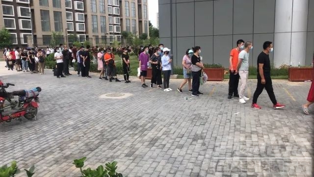 天通苑体育馆变核酸检测的中心 来做检测的人爆满-7.jpg