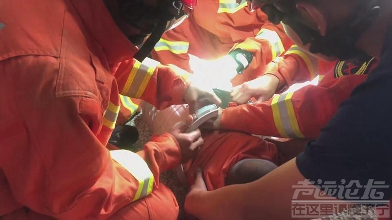 济宁萌娃被卡洗衣机竟然睡着了！消防员温柔救援-1.jpg