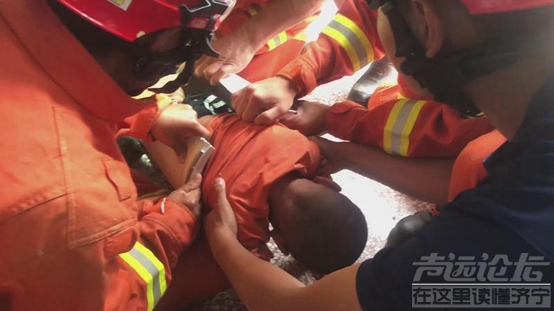 济宁萌娃被卡洗衣机竟然睡着了！消防员温柔救援-3.jpg