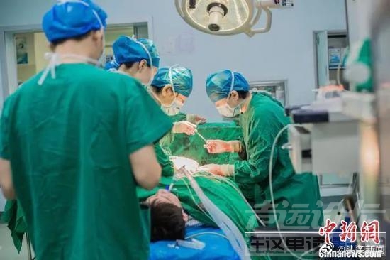 双龙凤！一孕妈诞下四胞胎 概率仅0.0001%-2.jpg