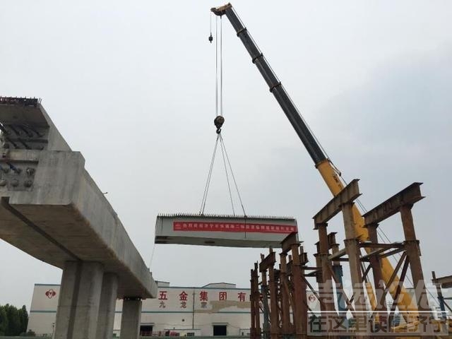 济宁快速路一期工程二标项目首跨钢箱梁架设成功-1.jpeg