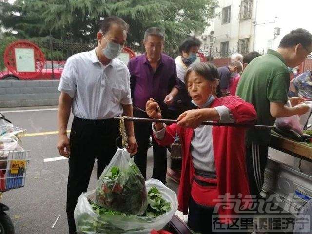 济宁高新区“露水早市”热热闹闹，居民早起锻炼顺手买回新鲜蔬菜-3.jpg