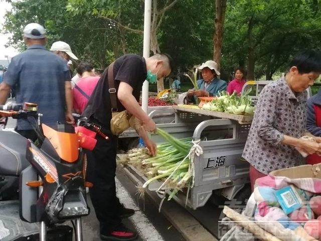 济宁高新区“露水早市”热热闹闹，居民早起锻炼顺手买回新鲜蔬菜-4.jpg