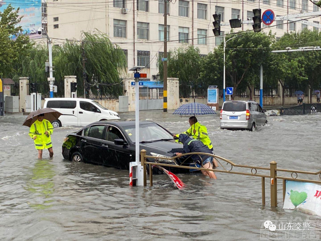 风雨中的“浇警”-7.jpg