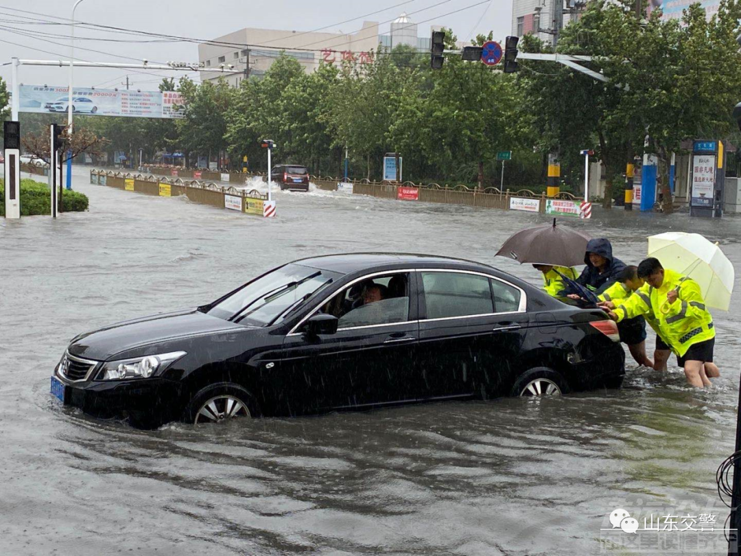 风雨中的“浇警”-10.jpg