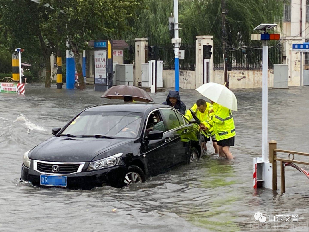 风雨中的“浇警”-11.jpg