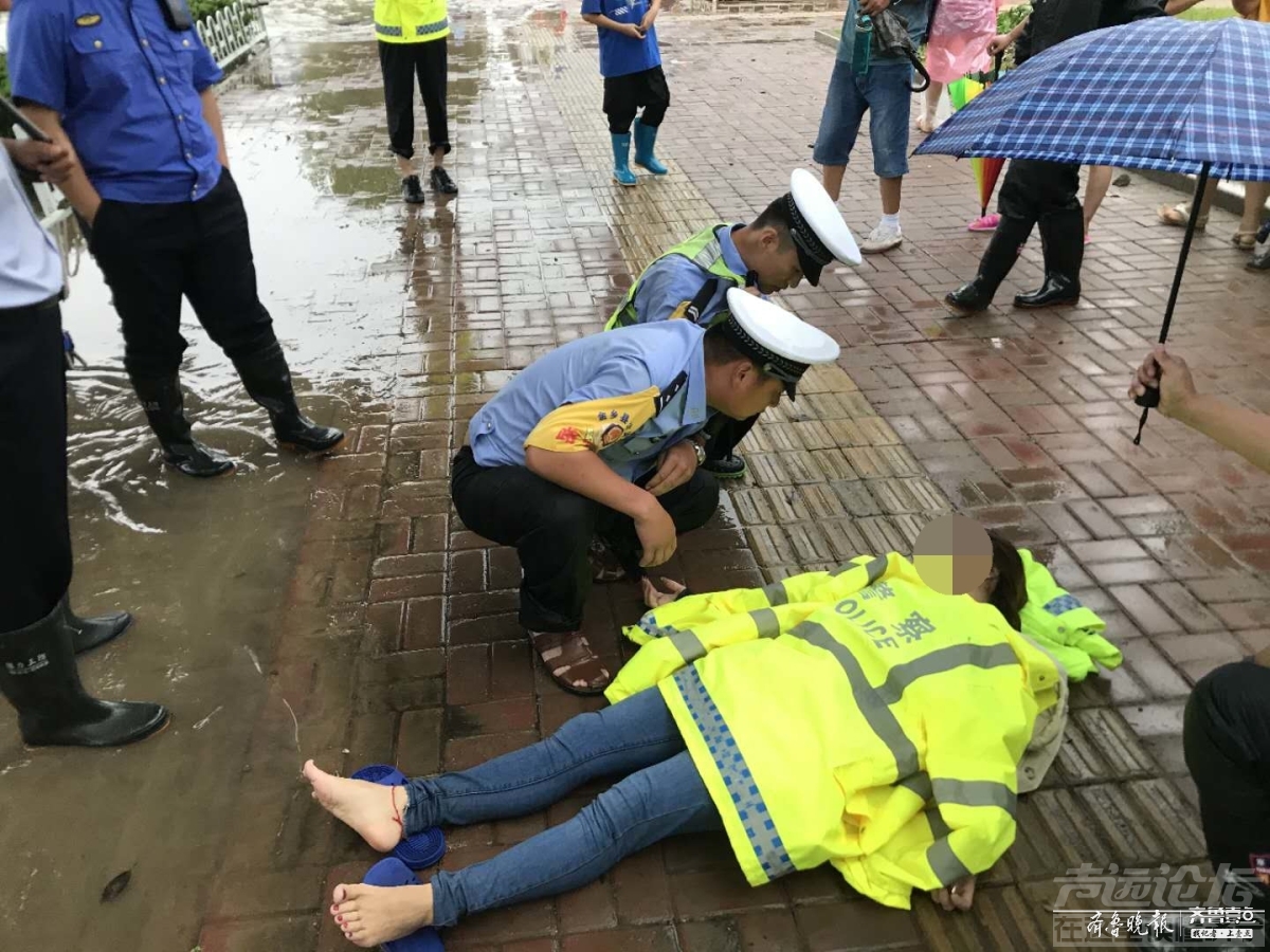 金乡一女子醉酒倒在积水中-2.jpg