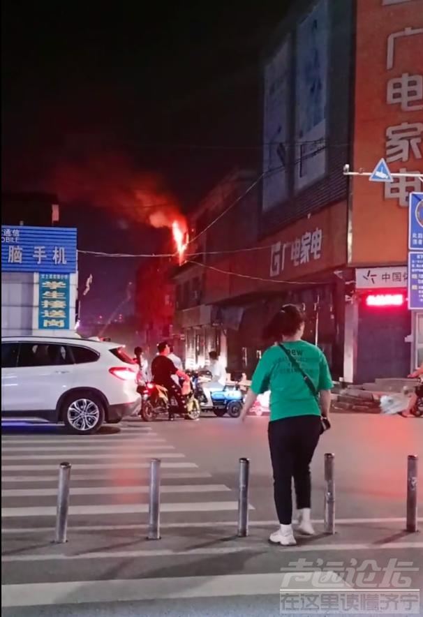 汶上中都大街一个商铺着火了！火势汹涌！-2.jpg