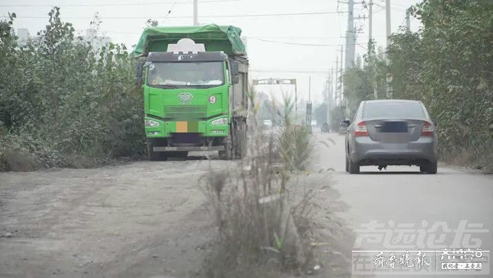 济宁有条路跨着两个县，两半幅路况却是“两重天”-3.jpg